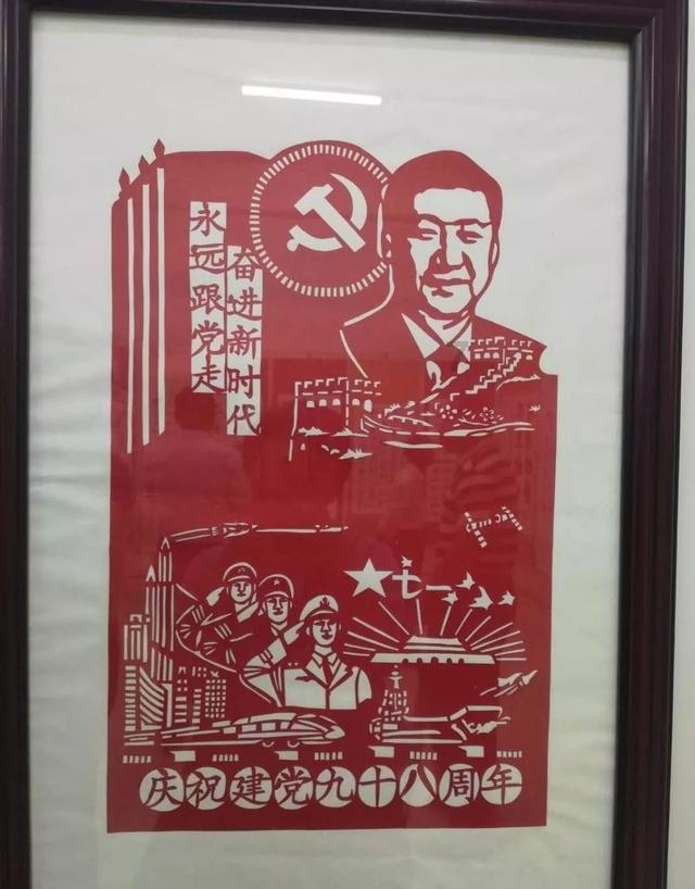 一个男生老是偷偷看你是什么意思游戏画面